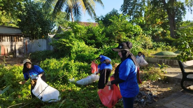 
 DPC Demokrat Bangka Selatan gelar gerakan langit biru Indonesia Asri dengan membersihkan Pantai Laut Nek Aji Toboali, Jumat 17 Juli 2026. (Foto: babeltimes.co/Arif)