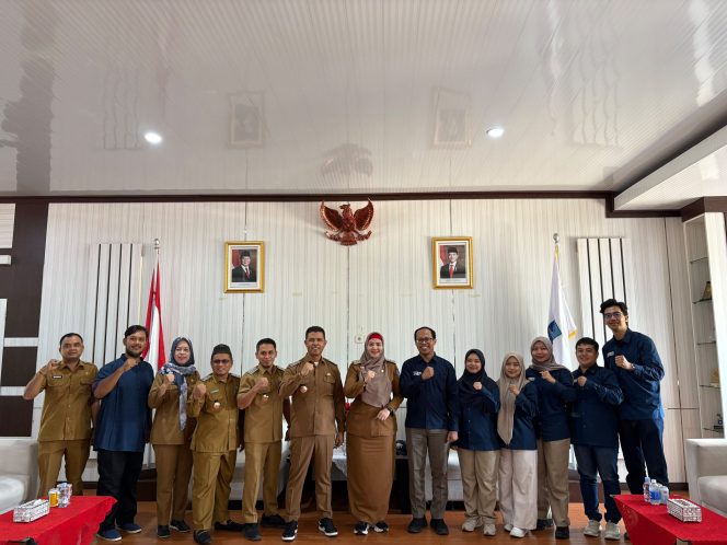 
 Foto bersama Tim Ekspedisi Patriot IPB University bersama Wakil Bupati Bangka Selatan Debby Vita Dewi. (Foto: babeltimes.co/Ho-Diskominfo Basel)