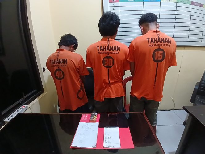 
 Tiga orang tersangka berhasil diamankan Satresnarkoba Polres Bangka Selatan lantaran diduga sebagai pengedar narkotika jenis sabu di wilayah hukum Polres setempat. (Foto: babeltimes.co/Ho-Humas Polres)