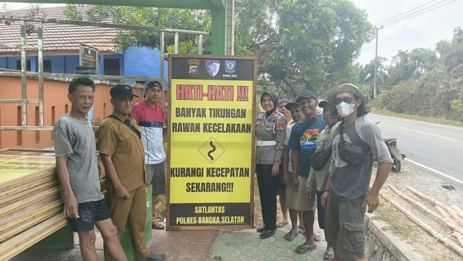 
 Pemasangan spanduk imbauan tertib lalu lintas di titik rawan kecelakaan lalu lintas di Desa Jeriji, Kecamatan Toboali.oleh Satlantas Polres Bangka Selatan bersama Pemerintah Desa Jeriji, Senin 7 September 2026. (Foto; babeltimes.co/Ho-Dok.Kades)