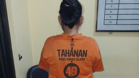 Tersangka DS (39 tahun) seorang ibu rumah tangga (IRT) diamankan Satresnarkoba Polres Bangka Selatan lantaran diduga mengedarkan narkotika jenis Sabu. (Foto: babeltimes.co/Ho-Humas Polres Basel)