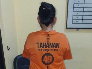 Tersangka DS (39 tahun) seorang ibu rumah tangga (IRT) diamankan Satresnarkoba Polres Bangka Selatan lantaran diduga mengedarkan narkotika jenis Sabu. (Foto: babeltimes.co/Ho-Humas Polres Basel)