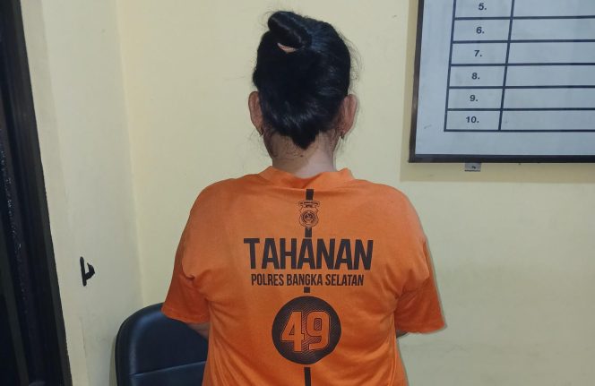 
 Tersangka DS (39 tahun) seorang ibu rumah tangga (IRT) diamankan Satresnarkoba Polres Bangka Selatan lantaran diduga mengedarkan narkotika jenis Sabu. (Foto: babeltimes.co/Ho-Humas Polres Basel)