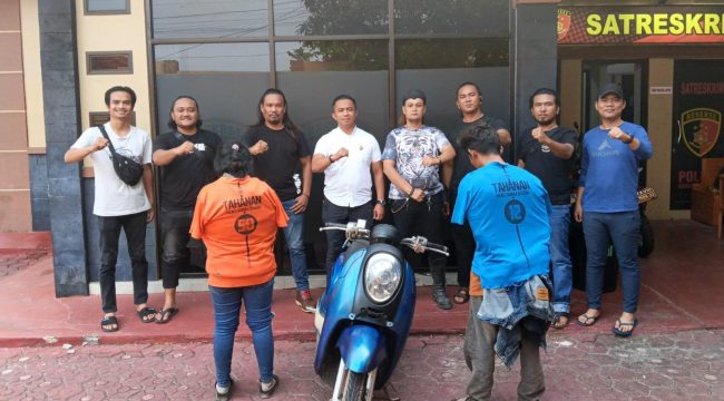 Dua orang terduga pelaku curanmor di Pasar Terminal Toboali berhasil diringkus Tim Unit Reaksi Cepat (URC) Macan Selatan Satreskrim Polres Bangka Selatan. (Foto: babeltimes.co/Ho-Humas Polres Basel)