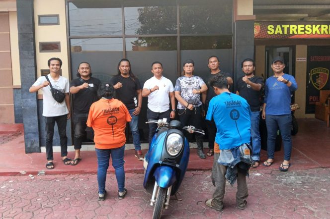 
 Dua orang terduga pelaku curanmor di Pasar Terminal Toboali berhasil diringkus Tim Unit Reaksi Cepat (URC) Macan Selatan Satreskrim Polres Bangka Selatan. (Foto: babeltimes.co/Ho-Humas Polres Basel)