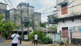 Kepala Dinas Komunikasi dan Informatika Bangka Selatan Yuri Siswanto melakukan pemantauan kabel provider yang mengganggu pengguna jalan, Rabu 9 September 2026. (Foto: babeltimes.co/Ho-Diskominfo Basel)