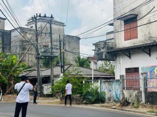 Kepala Dinas Komunikasi dan Informatika Bangka Selatan Yuri Siswanto melakukan pemantauan kabel provider yang mengganggu pengguna jalan, Rabu 9 September 2026. (Foto: babeltimes.co/Ho-Diskominfo Basel)