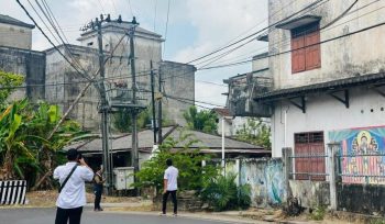 Kepala Dinas Komunikasi dan Informatika Bangka Selatan Yuri Siswanto melakukan pemantauan kabel provider yang mengganggu pengguna jalan, Rabu 9 September 2026. (Foto: babeltimes.co/Ho-Diskominfo Basel)