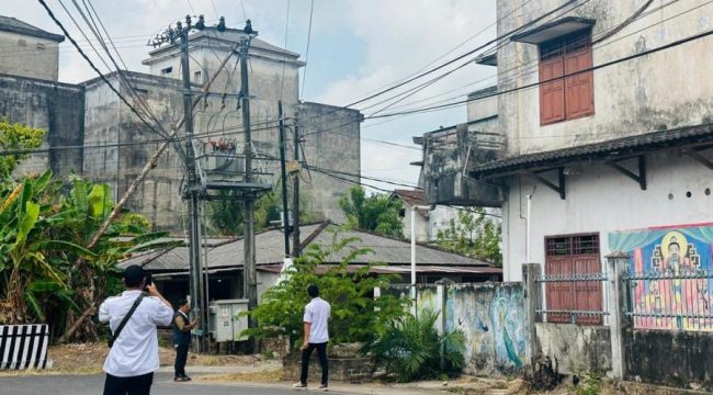 Kepala Dinas Komunikasi dan Informatika Bangka Selatan Yuri Siswanto melakukan pemantauan kabel provider yang mengganggu pengguna jalan, Rabu 9 September 2026. (Foto: babeltimes.co/Ho-Diskominfo Basel)