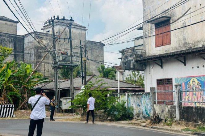 
 Kepala Dinas Komunikasi dan Informatika Bangka Selatan Yuri Siswanto melakukan pemantauan kabel provider yang mengganggu pengguna jalan, Rabu 9 September 2026. (Foto: babeltimes.co/Ho-Diskominfo Basel)