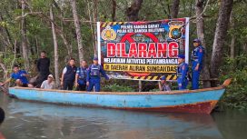 Personel Satpolairud Polres Bangka Barat melakukan patroli dan memasang spanduk imbauan larangan aktivitas penambangan di DAS Kampak. (Foto: babeltimes.co/Ho-Humas Polres Babar)