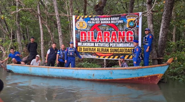 Personel Satpolairud Polres Bangka Barat melakukan patroli dan memasang spanduk imbauan larangan aktivitas penambangan di DAS Kampak. (Foto: babeltimes.co/Ho-Humas Polres Babar)