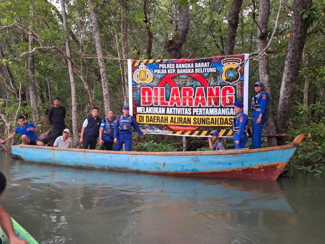 
 Personel Satpolairud Polres Bangka Barat melakukan patroli dan memasang spanduk imbauan larangan aktivitas penambangan di DAS Kampak. (Foto: babeltimes.co/Ho-Humas Polres Babar)