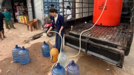 Owner Cozy Mart Toboali Yovita Trisyanti membagikan air bersih kepada masyarakat di Sukadamai yang terdampak musim kemarau, Kamis 17 September 2026. (Foto: babeltimes.co/Dok. pribadi)