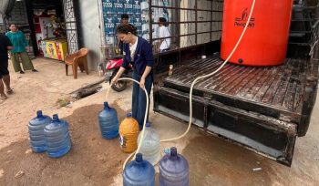 Owner Cozy Mart Toboali Yovita Trisyanti membagikan air bersih kepada masyarakat di Sukadamai yang terdampak musim kemarau, Kamis 17 September 2026. (Foto: babeltimes.co/Dok. pribadi)