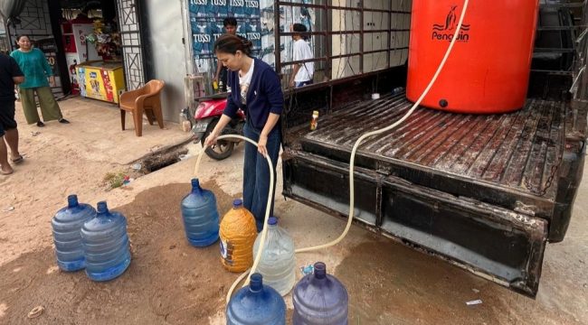 Owner Cozy Mart Toboali Yovita Trisyanti membagikan air bersih kepada masyarakat di Sukadamai yang terdampak musim kemarau, Kamis 17 September 2026. (Foto: babeltimes.co/Dok. pribadi)