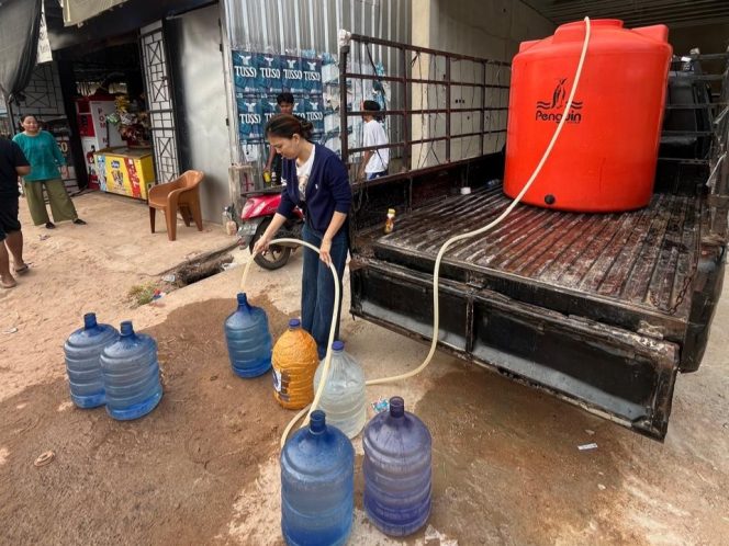 
 Owner Cozy Mart Toboali Yovita Trisyanti membagikan air bersih kepada masyarakat di Sukadamai yang terdampak musim kemarau, Kamis 17 September 2026. (Foto: babeltimes.co/Dok. pribadi)