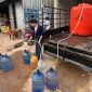 Owner Cozy Mart Toboali Yovita Trisyanti membagikan air bersih kepada masyarakat di Sukadamai yang terdampak musim kemarau, Kamis 17 September 2026. (Foto: babeltimes.co/Dok. pribadi)