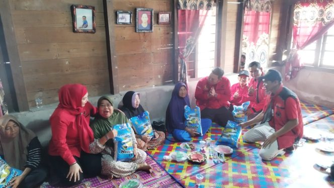 
 Ketua DPC PDI Perjuangan Bangka Selatan Riza Herdavid didampingi Debby Vita Dewi dan para kader menyerahkan bantuan beras kepada masyarakat di desa Airgegas Bangka Selatan. (Foto: babeltimes.co/Sahrul)