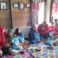 Ketua DPC PDI Perjuangan Bangka Selatan Riza Herdavid didampingi Debby Vita Dewi dan para kader menyerahkan bantuan beras kepada masyarakat di desa Airgegas Bangka Selatan. (Foto: babeltimes.co/Sahrul)