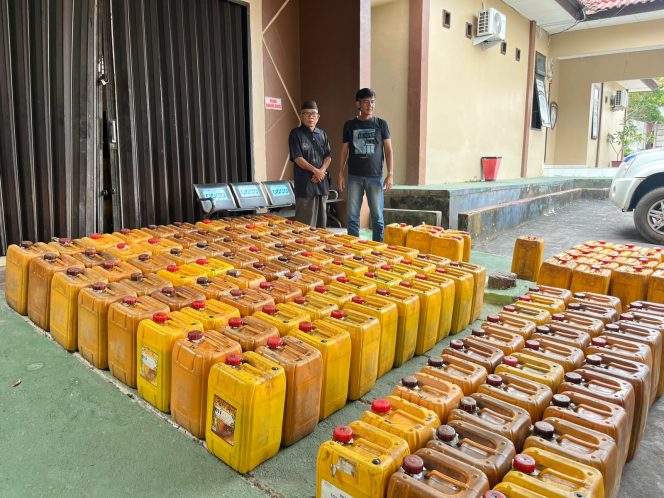 
 Barang bukti BBM Subsidi jenis pertalite yang diamankan Satreskrim Polres Bangka Selatan. (Foto: babeltimes.co/Ho-Humas Polres Basel)