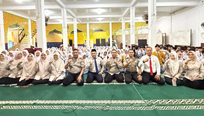
 Waka Polres Bangka Selatan mengajak pelajar untuk menjauhi narkoba dan lawan bullying melalui program polisi peduli pendidikan (Polidik). (Foto: Babeltimes.co/Ho-Humas Polres Basel)