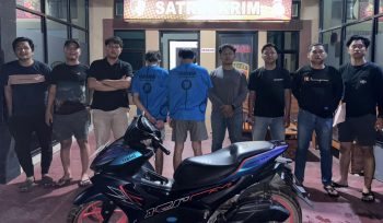 Dua terduga pelaku Curanmor beserta barang bukti berhasil diamankan tim Resmob Macan Selatan Satreskrim Polres Bangka Selatan. (Foto: babeltimes.co/Ho-Humas Polres Basel)