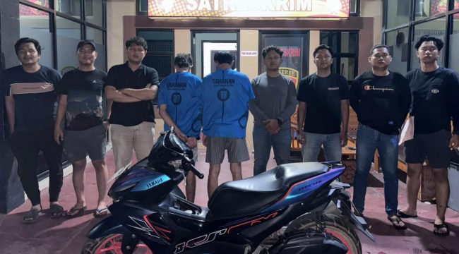 Dua terduga pelaku Curanmor beserta barang bukti berhasil diamankan tim Resmob Macan Selatan Satreskrim Polres Bangka Selatan. (Foto: babeltimes.co/Ho-Humas Polres Basel)