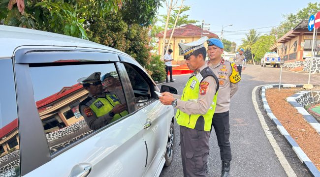 Propam dan Satlantas Polres Bangka Selatan mengecek kelengkapan kendaraan bermotor personel guna mewujudkan tertib berlalulintas, Selasa 27 Oktober 2026. (Foto: babeltimes.co/Ho-Humas Polres)