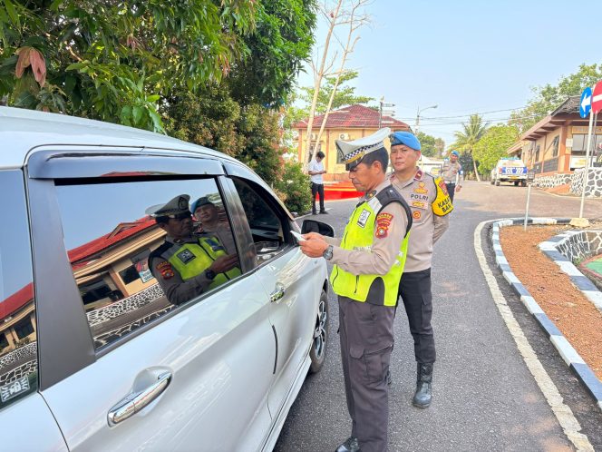
 Propam dan Satlantas Polres Bangka Selatan mengecek kelengkapan kendaraan bermotor personel guna mewujudkan tertib berlalulintas, Selasa 27 Oktober 2026. (Foto: babeltimes.co/Ho-Humas Polres)